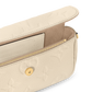 حقيبة Ivy Wallet on Chain بنقش Monogram Empreinte باللون الكريمي، تُحمل بوضعية كروس بودي