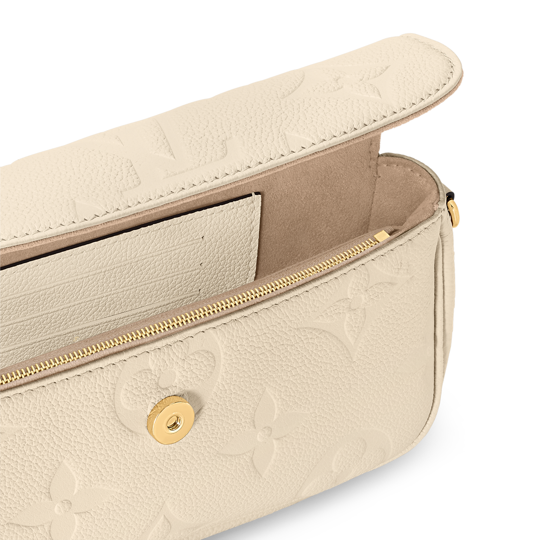 حقيبة Ivy Wallet on Chain بنقش Monogram Empreinte باللون الكريمي، تُحمل بوضعية كروس بودي