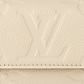 حقيبة Ivy Wallet on Chain بنقش Monogram Empreinte باللون الكريمي، تُحمل بوضعية كروس بودي