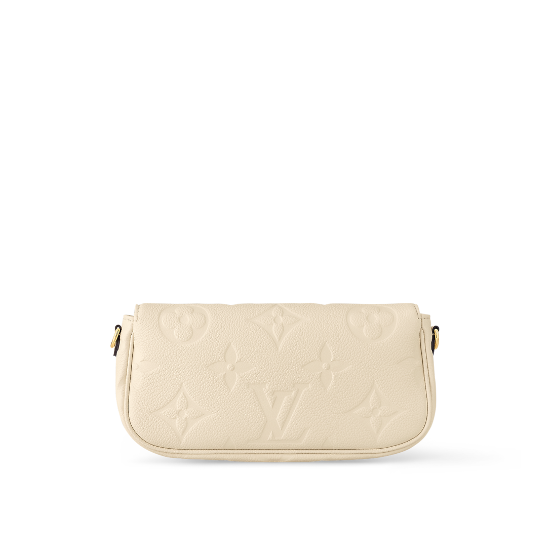 حقيبة Ivy Wallet on Chain بنقش Monogram Empreinte باللون الكريمي، تُحمل بوضعية كروس بودي