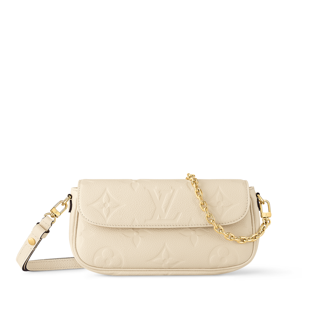 حقيبة Ivy Wallet on Chain بنقش Monogram Empreinte باللون الكريمي، تُحمل بوضعية كروس بودي